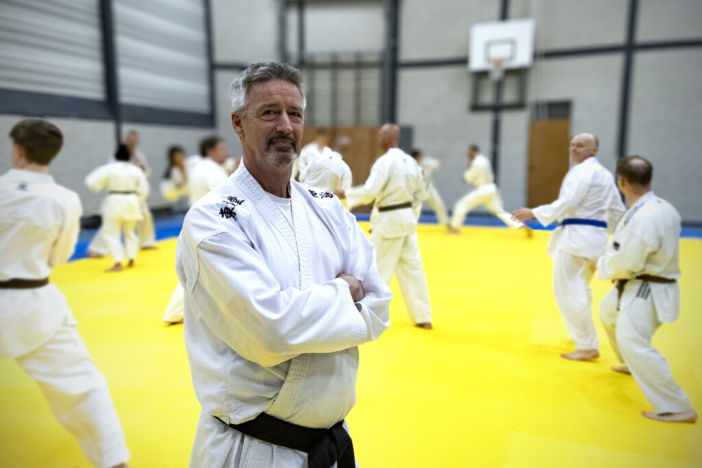 Hoofdtrainer, René Oerlemans, voor groep volwassenen tijdens een SportKarate training.